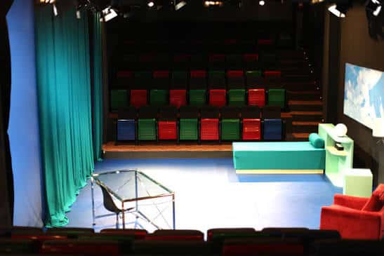 Escenario del teatro con iluminación profesional y mobiliario de estudio