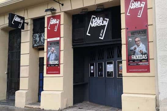 Fachada principal de Sala Versus Glòries con carteles de eventos
