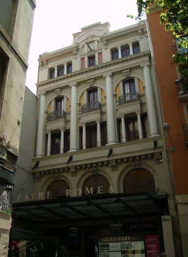 Fachada exterior del Teatre Romea con arquitectura neoclásica y columnas