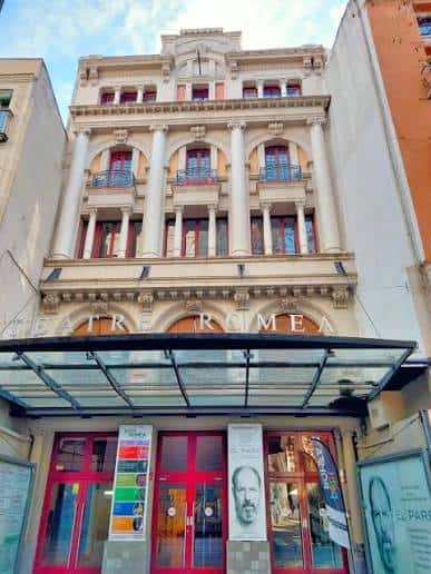 Entrada principal del teatro con cartelera y letrero 'TEATRE ROMEA'