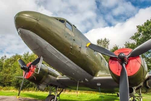 Avión militar histórico expuesto al aire libre en el museo