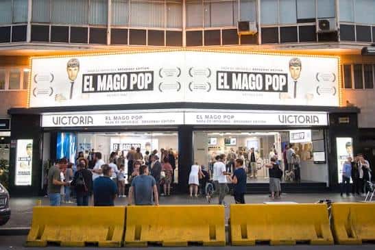 Fachada exterior del Teatre Victòria con cartel de 'El Mago Pop' y público en la entrada