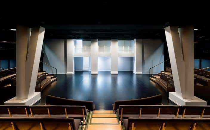 Vista del escenario y la sala de butacas del Teatre Akadèmia