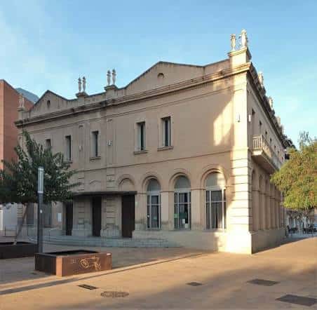 Vista exterior del Cafè de Mar en Mataró con fachada clásica y cielo despejado