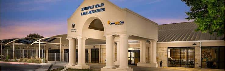 Fachada principal del Southeast Health & Wellness Center con columnas y letrero
