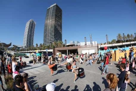 Plaza exterior del Moll de Mestral con eventos y público