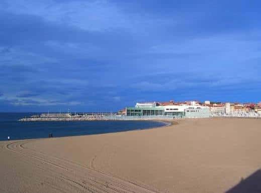 Vista panorámica de la Playa de Poniente en Motril con el mar y edificios costeros
