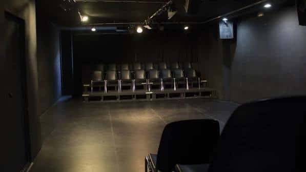 Vista del interior del teatro con butacas y escenario