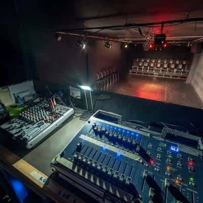 Vista desde la cabina de sonido hacia el escenario