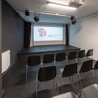 Sala de eventos con proyección en pantalla