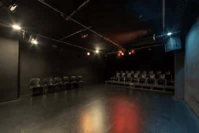 Interior del teatro con iluminación escénica