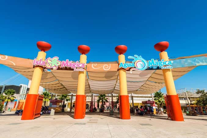 Entrada principal del parque con el letrero de Isla Mágica y Agua Mágica