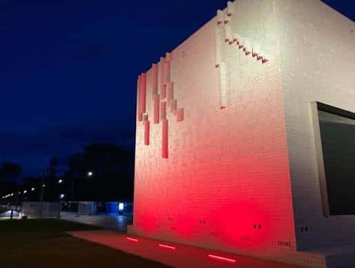 Fachada exterior iluminada en rojo durante la noche