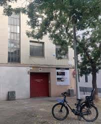Fachada exterior del Teatre La Fàbrica con puerta roja
