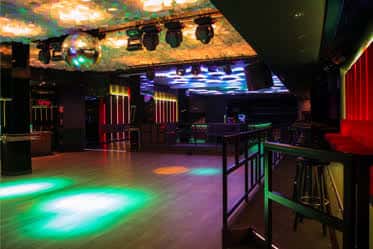 Pista de baile con espejo disco y luces ambientales verdes