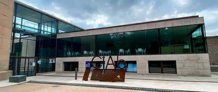 Vista exterior del Centro de Interpretación del Agua (CIAb) con su fachada moderna y cristalera