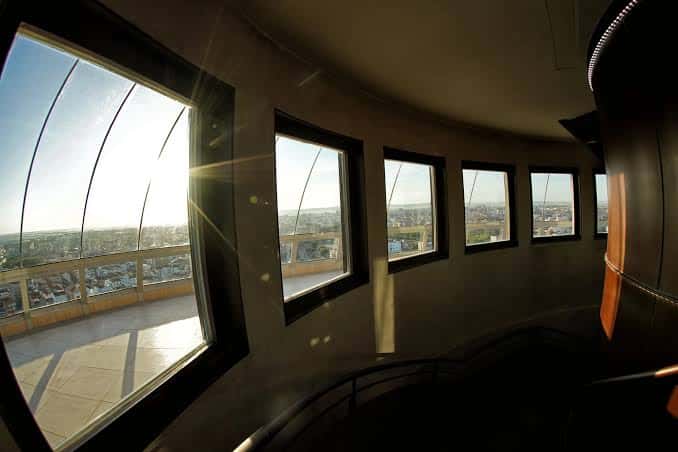 Interior de la torre del CIAb con ventanas panorámicas que ofrecen vistas de Albacete