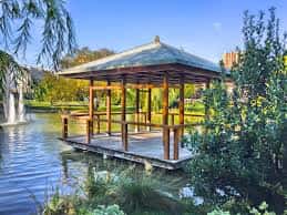 Pabellón japonés sobre el lago en Parque El Lago, Pamplona
