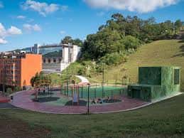 Plaza del Gas con área recreativa y entorno natural en primer plano
