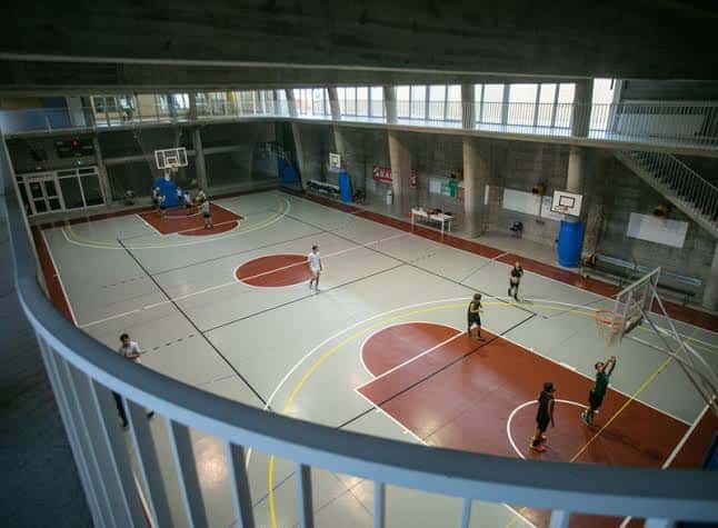 Vista panorámica desde arriba de las pistas de baloncesto interiores