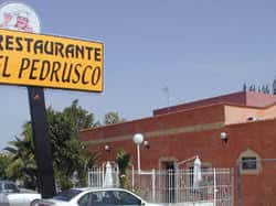 Exterior del Restaurante El Pedrusco en Murcia con letrero visible