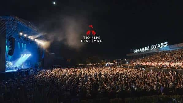 Vista nocturna del Tío Pepe Festival con escenario iluminado y multitud de asistentes