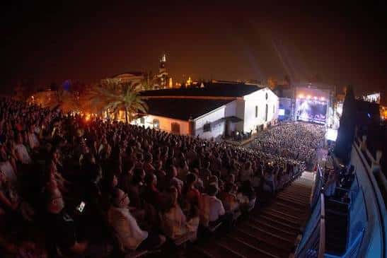 Amplia vista panorámica del festival en Jerez con bodegas y público reunido