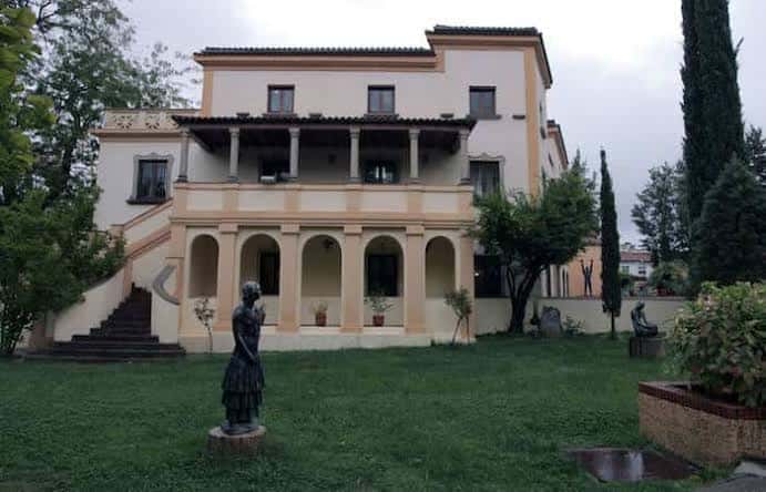 Fachada principal del Museo Pedrilla con galería de arcos y jardín