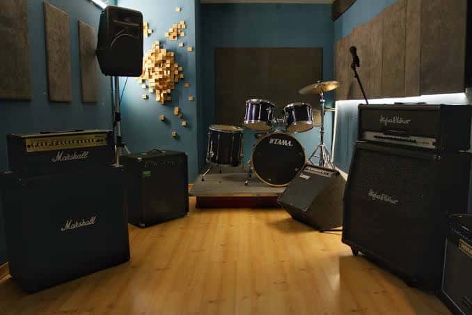 Sala de ensayo equipada con batería y amplificadores Marshall