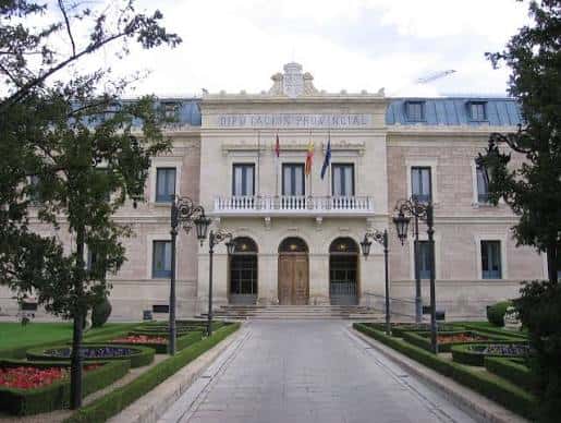 Vista frontal de la fachada principal del Palacio Provincial con el nombre inscrito y banderas