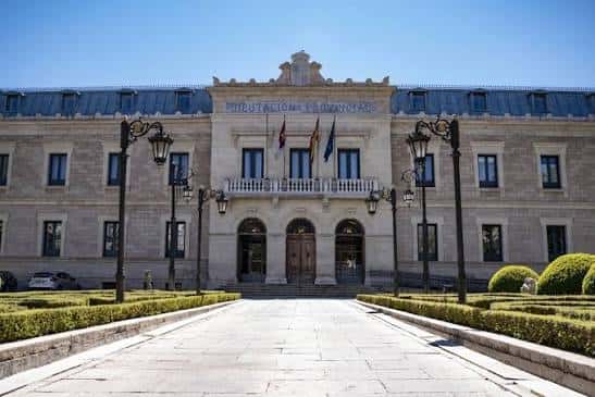 Fachada neoclásica de la Diputación Provincial bajo cielo despejado