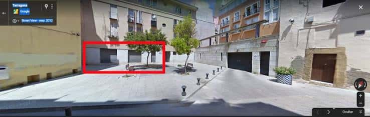 Vista general de la Plaça Carles Llorach mostrando su diseño urbano y arbolado