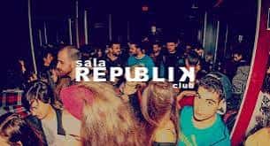 Multitud en el interior del club con logo visible de 'Sala Republik'