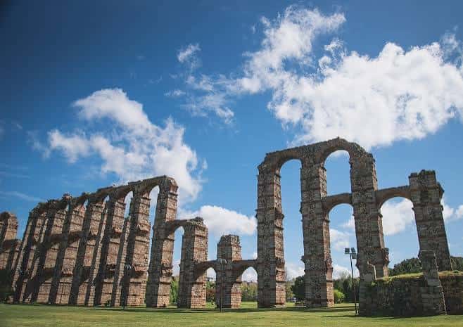 Detalle arquitectónico de los arcos del acueducto contra el cielo azul