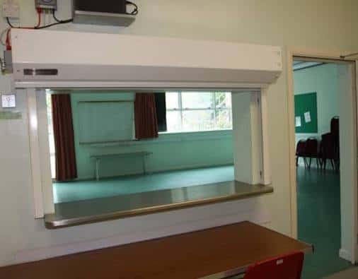 Ventana de servicio entre salas en el interior del centro
