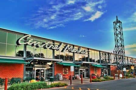 Vista exterior diurna del Central Market con su distintiva fachada de vidrio y estructura metálica