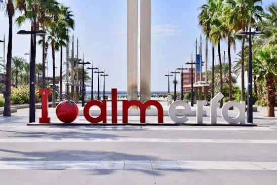 Vista diurna de la Plaza de las Velas con el obelisco central y el letrero 'Almería'