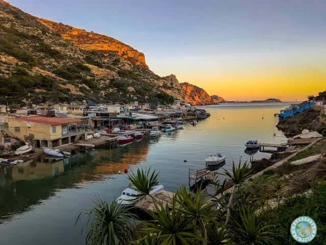 Vista panorámica del puerto de La Algameca Chica al atardecer con barcas y casas a orillas