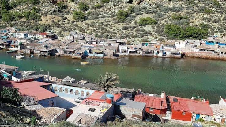 Panorámica aérea del pueblo pesquero de La Algameca Chica con sus casas coloridas junto al agua