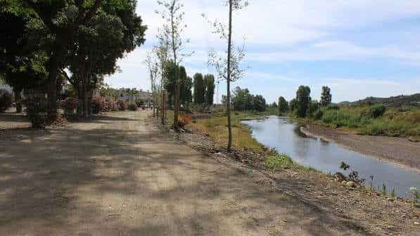 Sendero junto al río dentro del Parque Natural El Esparragal