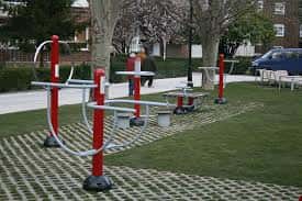 Zona de gimnasio al aire libre con equipamiento deportivo en el parque