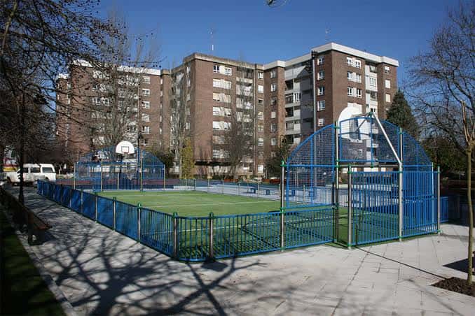 Vista general de las pistas deportivas del parque con canchas de baloncesto y fútbol sala