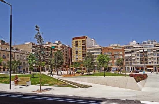 Plaza Séneca en un día soleado, mostrando su diseño moderno con áreas verdes y mobiliario urbano