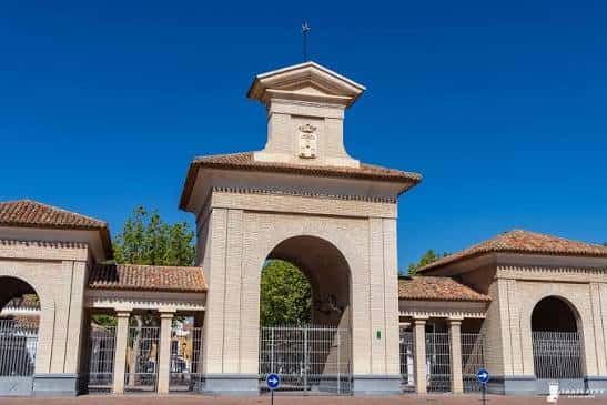 Puerta principal de acceso a la Feria de Albacete durante el día