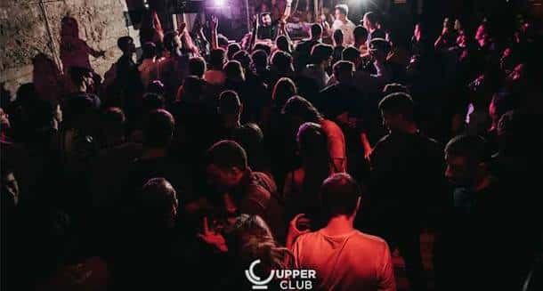Multitud de asistentes disfrutando de una fiesta nocturna en el club