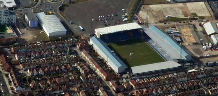Perspectiva elevada del entorno urbano alrededor del estadio Fratton Park