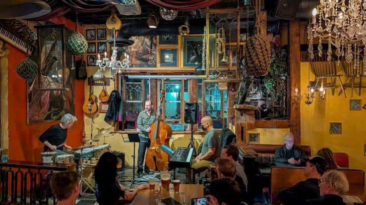 Concierto en vivo de jazz en el local con público disfrutando la música