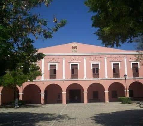 Fachada principal de la Casa de la Cultura de Progreso con arcos coloniales y cielo azul