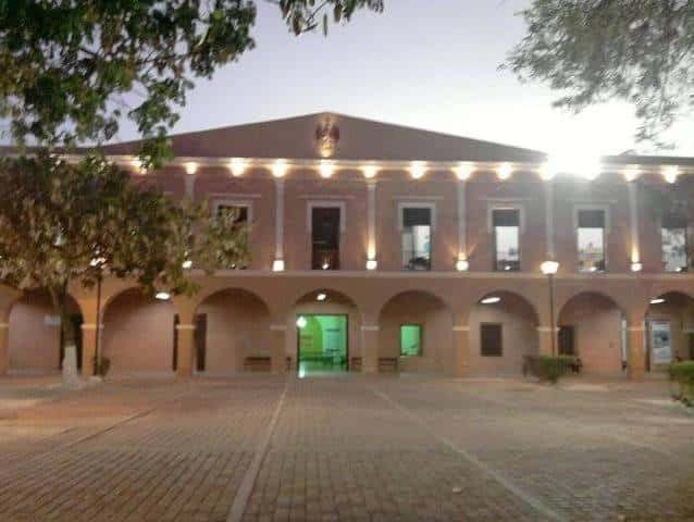 Vista nocturna de la fachada iluminada de la Casa de la Cultura de Progreso