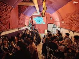 Evento en el Jíbaro Café Bar con público reunido y decoración vibrante